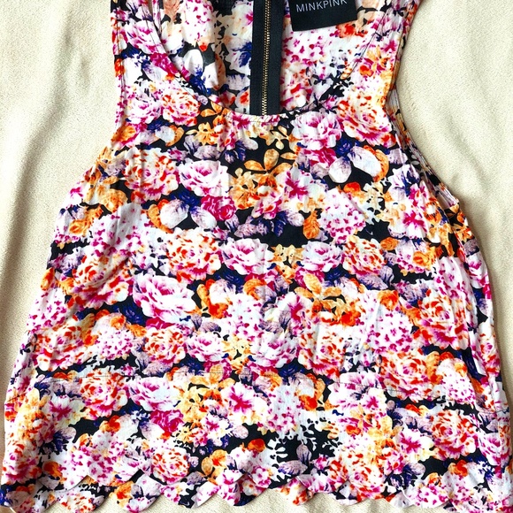 MINKPINK Floral Scalloped Sleeveless Top - Picture 1 of 3